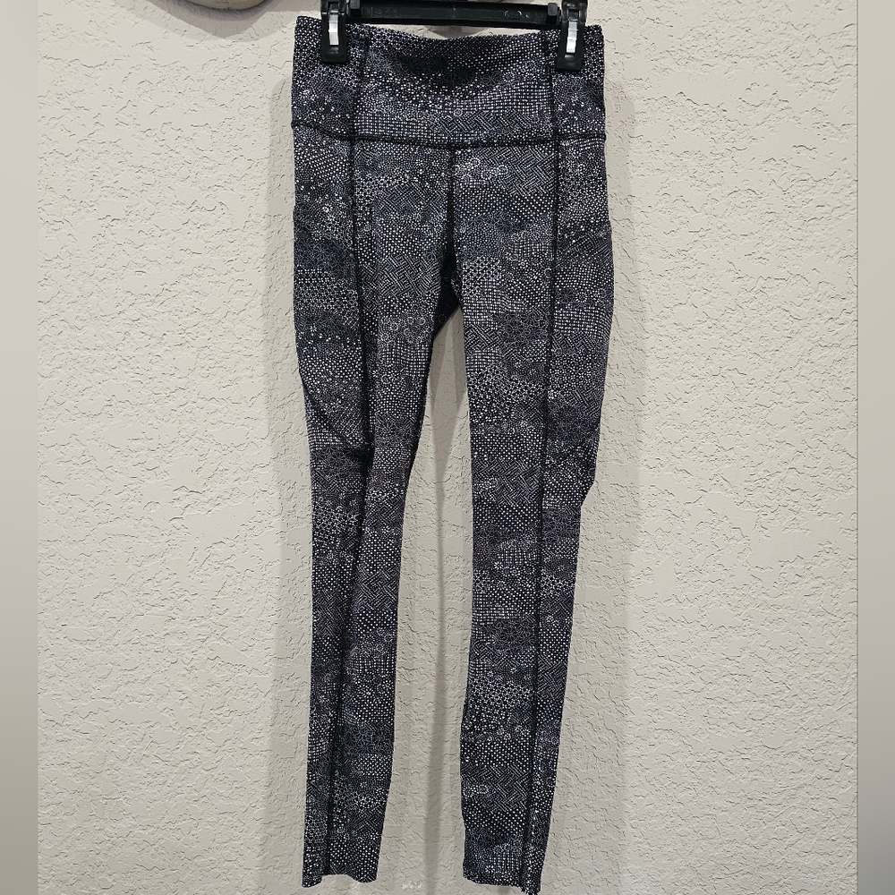 Lululemon Geometric Print Leggings in Black & White